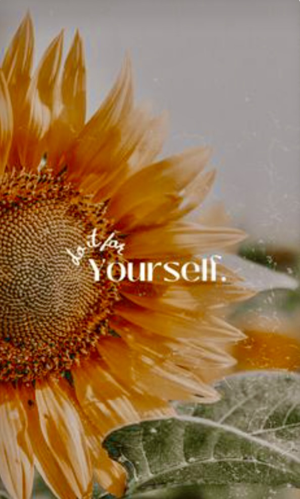 Gros plan sur le coeur d'un tournesol sur lequel est écrit "Do it yoursel" dans les tons orangés et vert