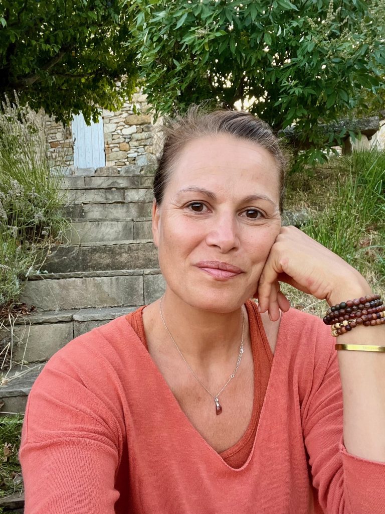 Aurélie Le Blanc, fondatrice de La Voie de Noé, énergéticienne, accompagnante de femmes sur le chemin de la libération des blessures émotionnelles et physiques liées à leur parcrous d'enfantement (conception, accouchement, postpartum, pla, ivg, fausse-couche...)